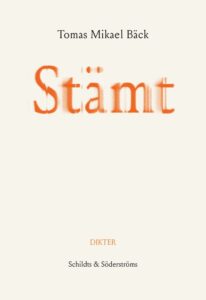 Diktsamling. I sin nya diktsamling Stämt fångar Tomas Mikael Bäck det försvunna, det lågmälda och det till synes obetydliga. Thomas Almqvist läser en ljus och vemodig bok där få ord rymmer stora perspektiv.