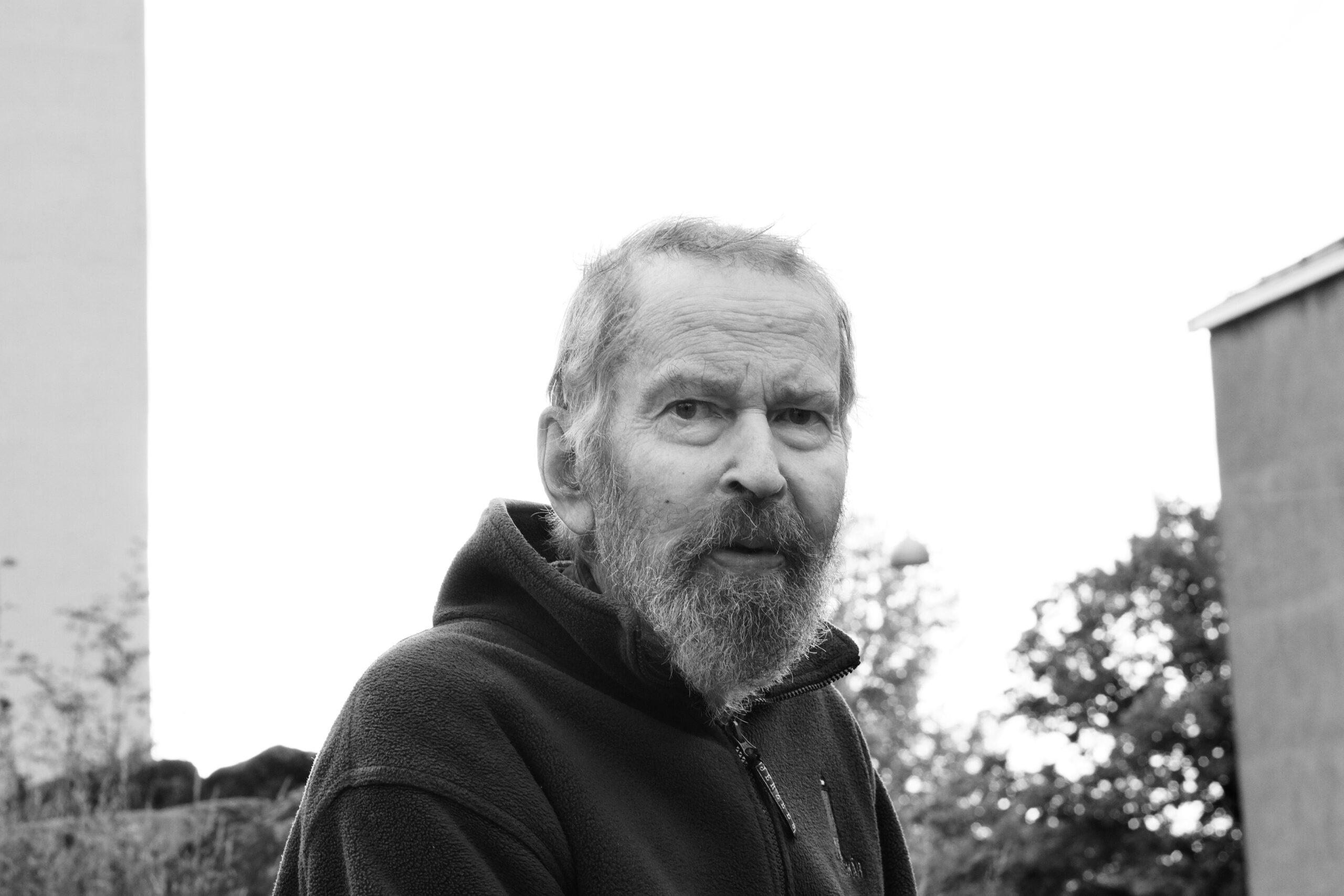 Diktsamling. I sin nya diktsamling Stämt fångar Tomas Mikael Bäck det försvunna, det lågmälda och det till synes obetydliga. Thomas Almqvist läser en ljus och vemodig bok där få ord rymmer stora perspektiv.