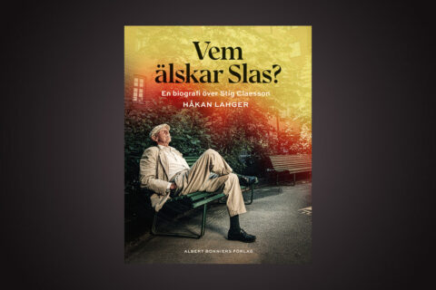 Slas. ”’Vem älskar Slas?’ kan verkligen rekommenderas till alla som känner till Stig Claesson men vill veta mer.” Det skriver Elisabeth Brännström som läst Håkan Lahgers biografi över författaren och konstnären.
